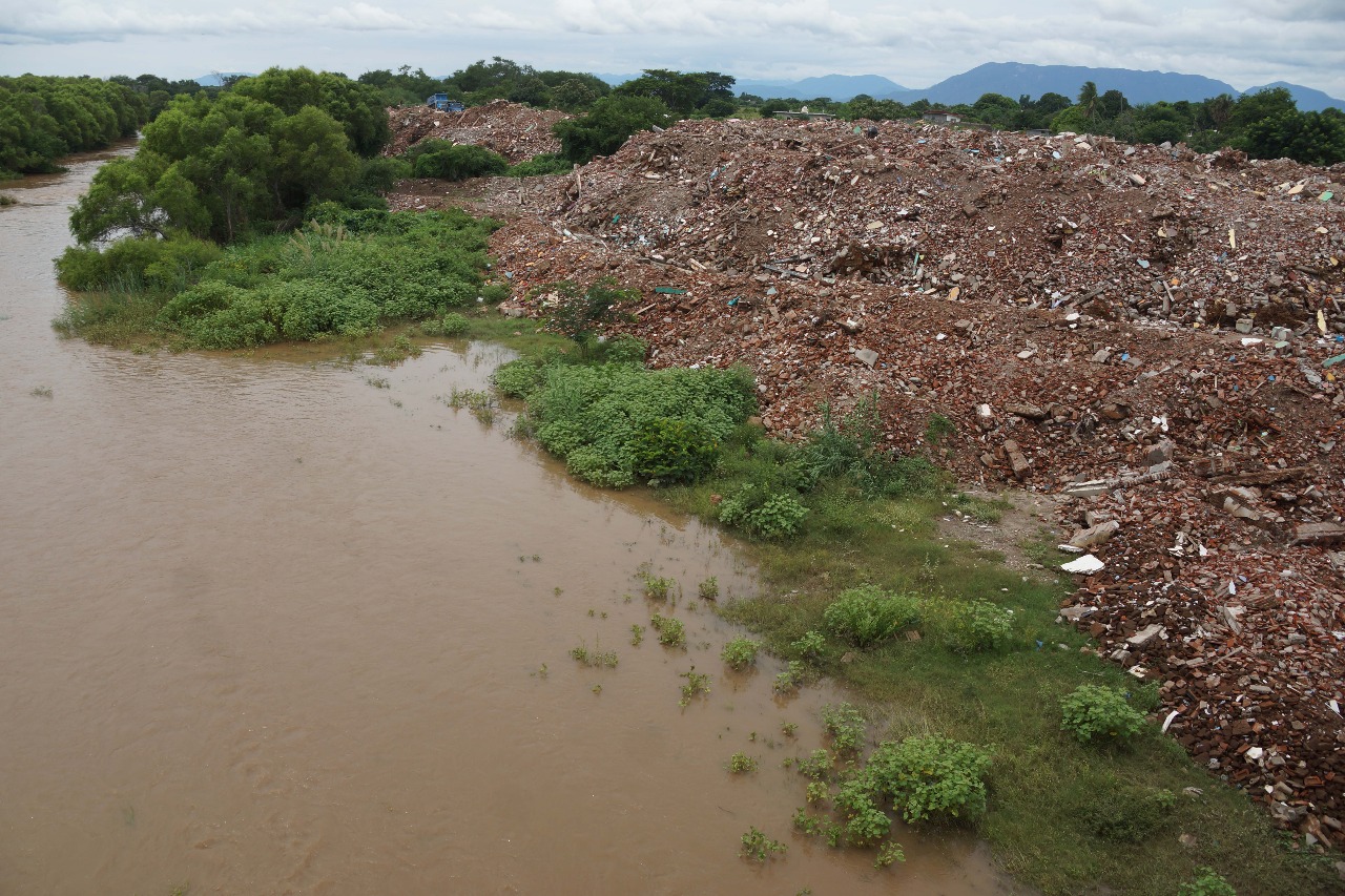 Tiran en río escombros de casas derribadas por sismo en Oaxaca, denuncian