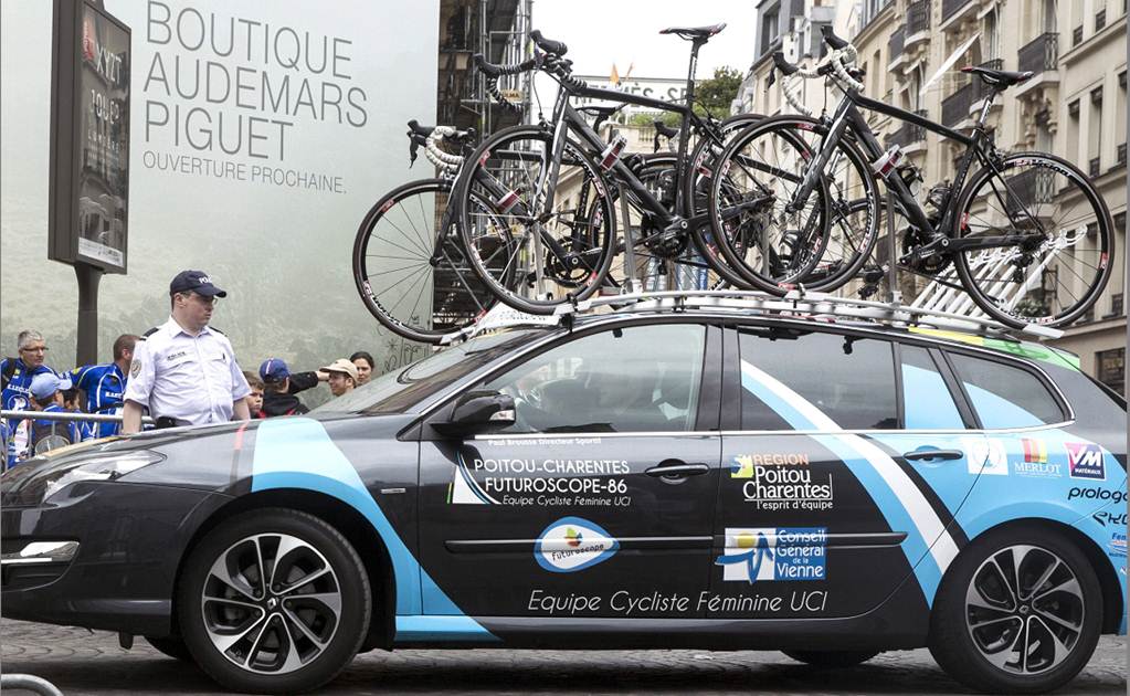 Policía dispara contra un coche en la meta del Tour en París