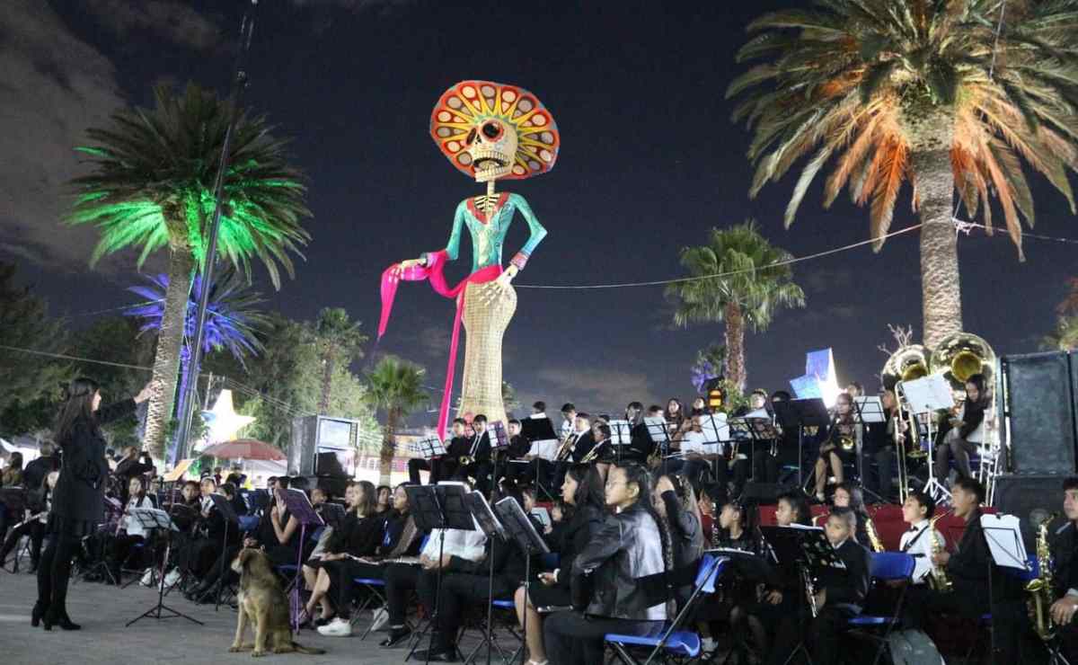 Festival de Calaveras y Muertitos en Tultepec exhibe catrinas de 12 metros de altura