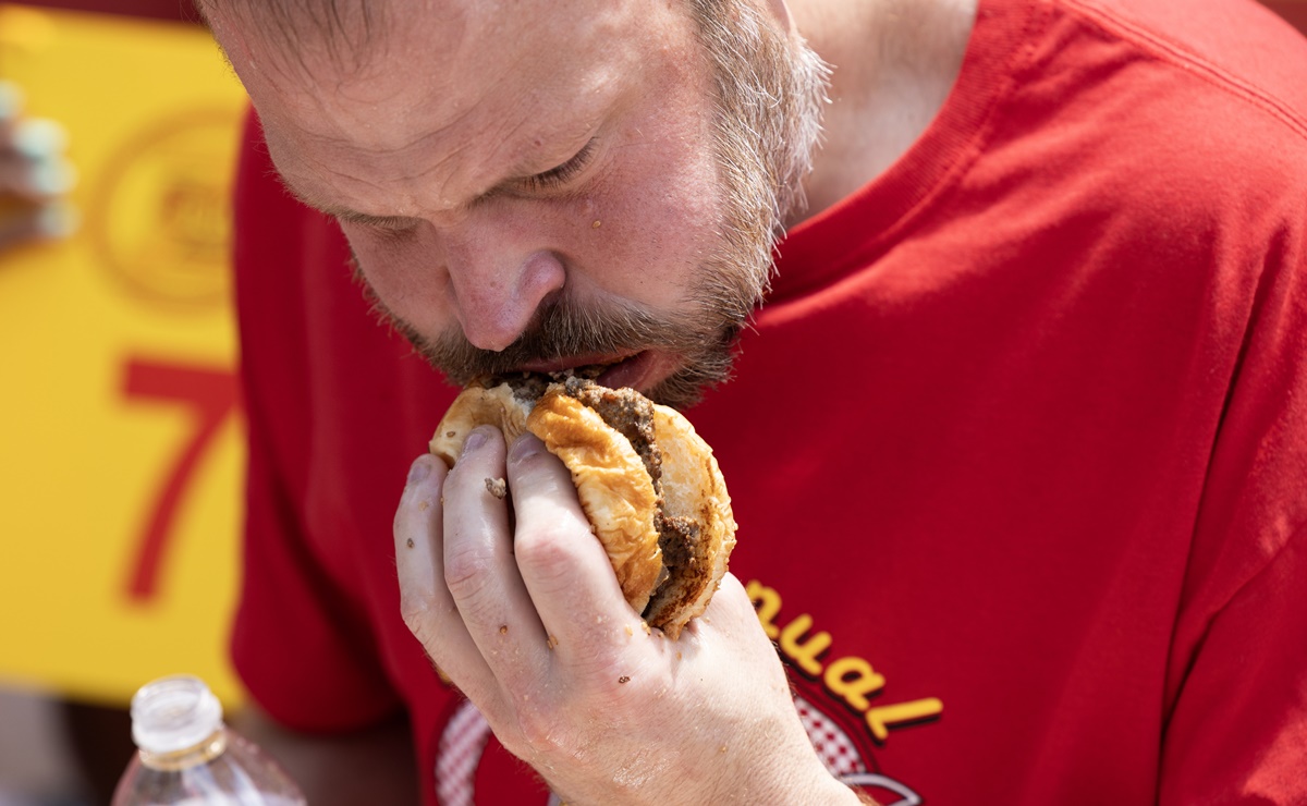 Concursante se come 34 hamburguesas en diez minutos para celebrar el 4 de julio