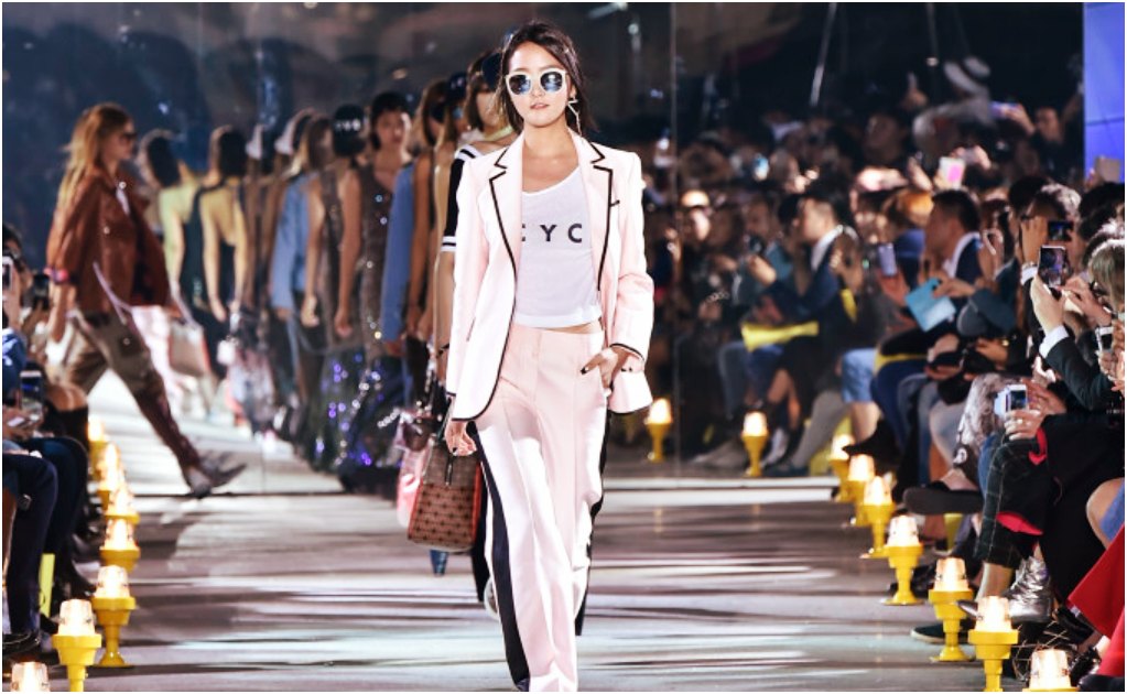 Dominaron las líneas en Seoul Fashion Week