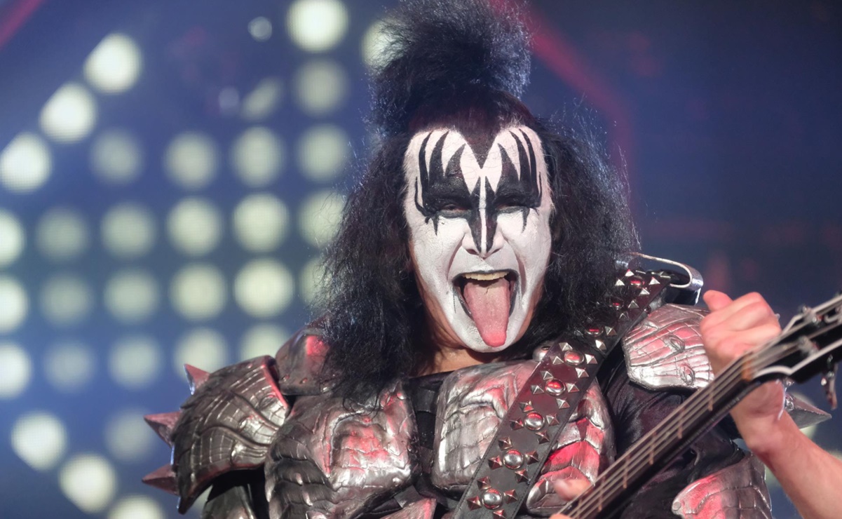 Gene Simmons, vocalista de Kiss, se siente mal en pleno concierto