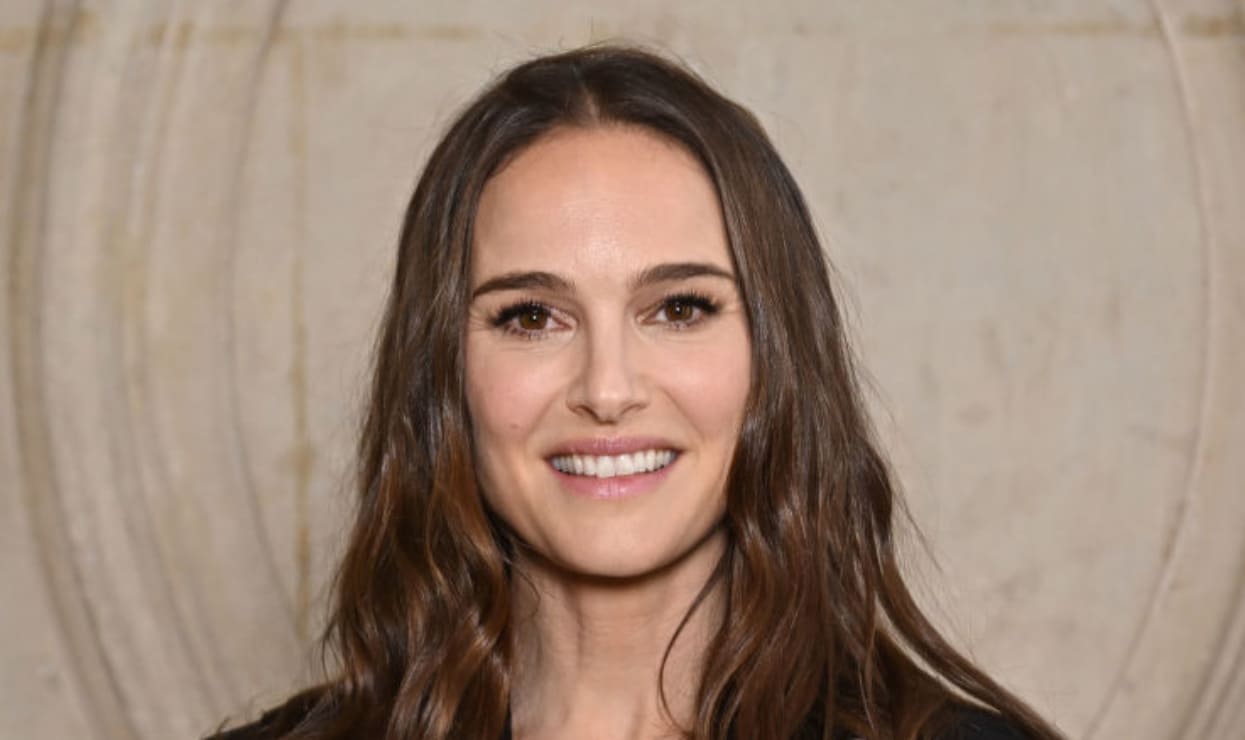 Natalie Portman habla de su 'divorcio' e impacta con vestido de aberturas laterales