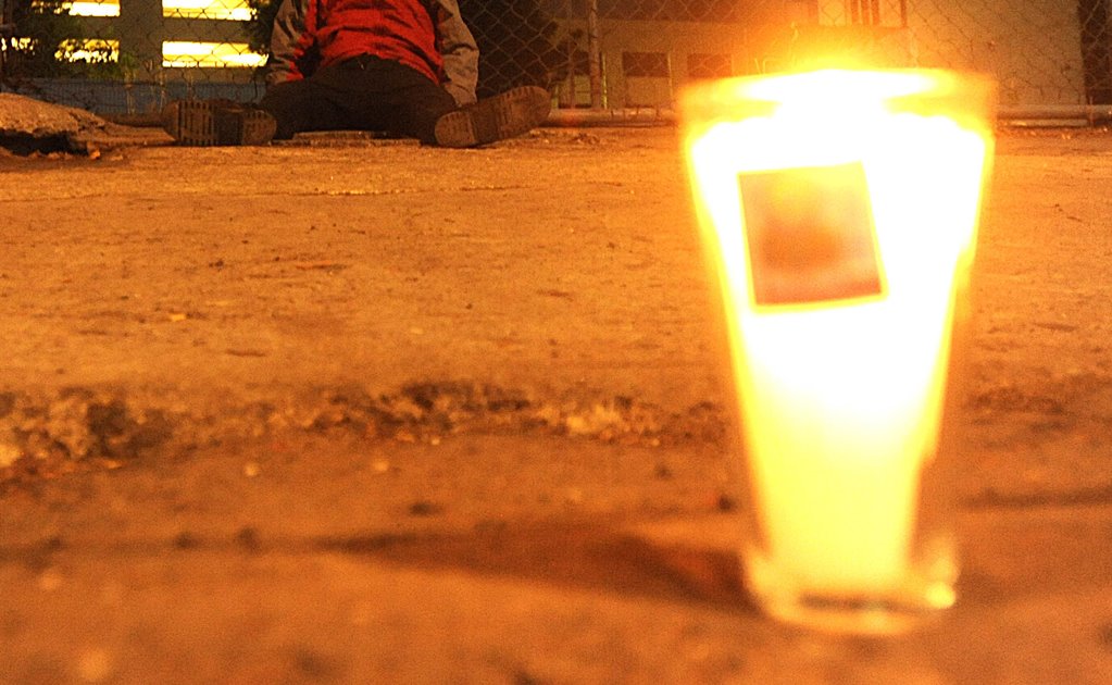 "Caminó a la reja del estacionamiento, se ató un cable al cuello y se ahorcó"