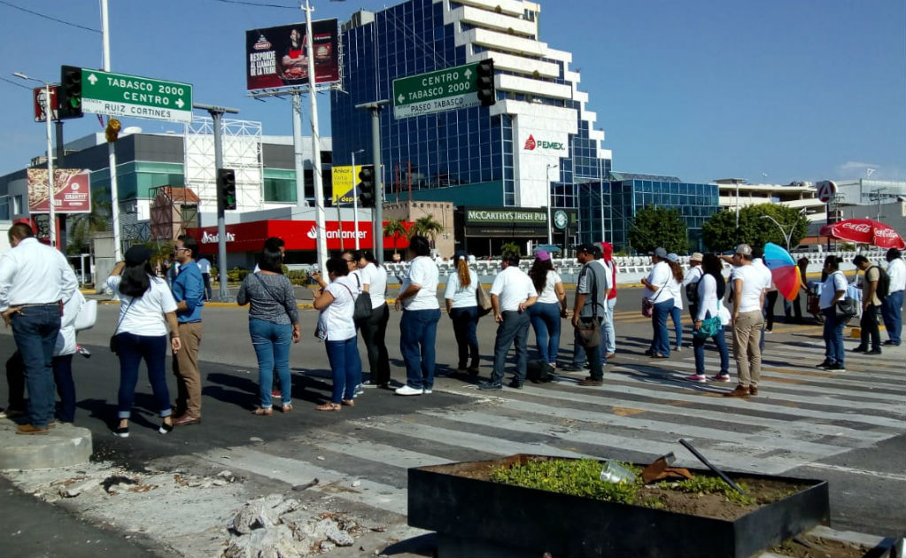 Trabajadores mantienen bloqueos por falta de pagos en Tabasco