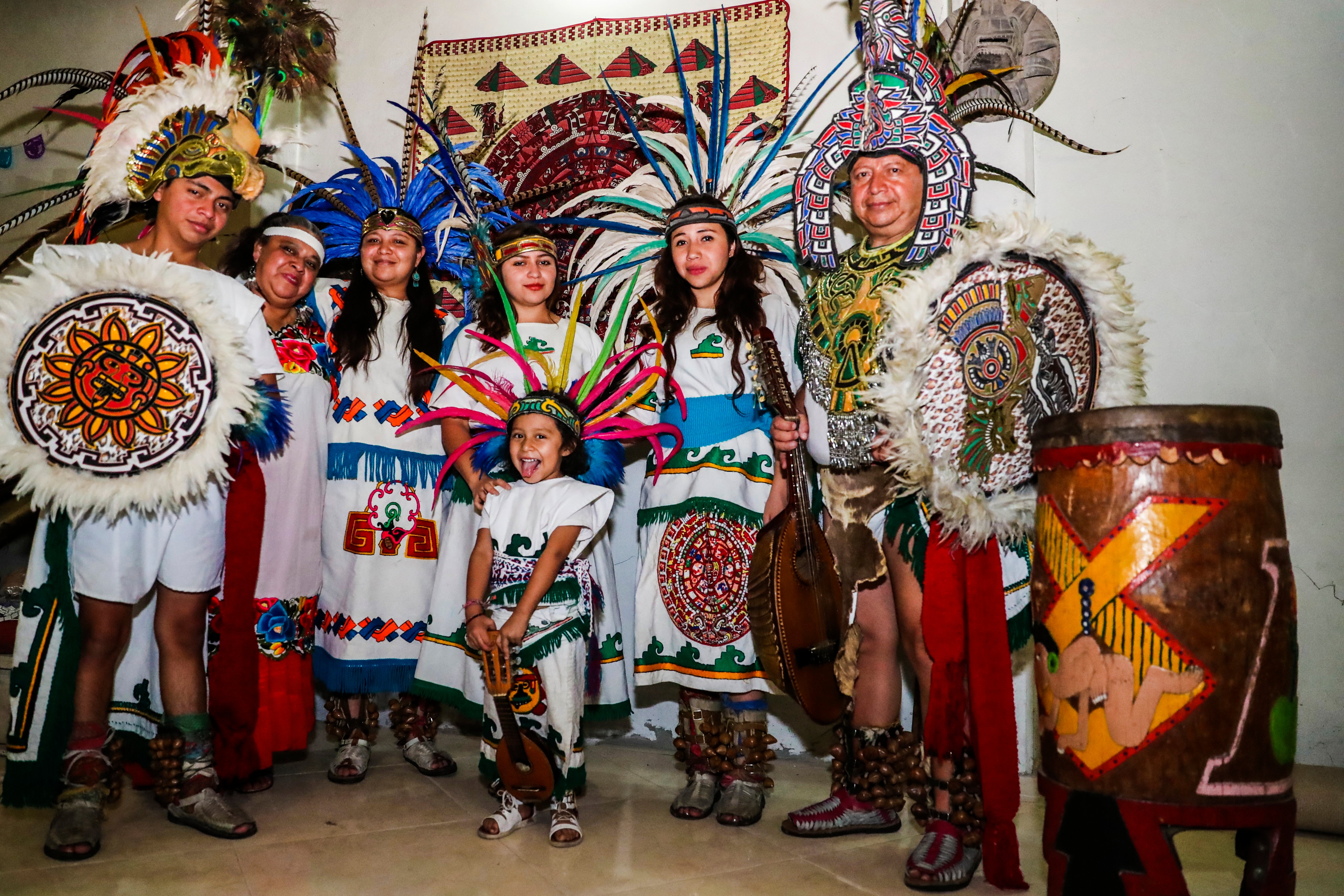 La familia que lleva las tradiciones mexicas al mundo