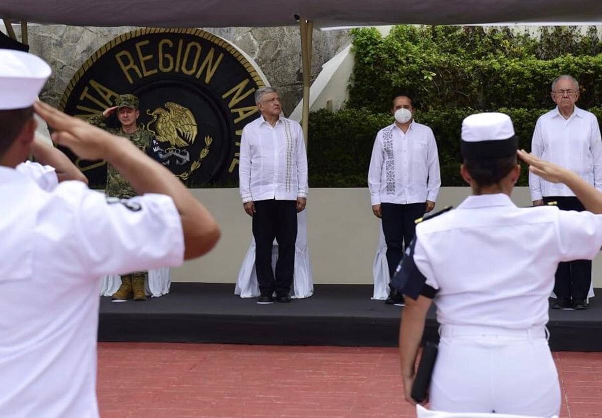 AMLO encabeza ceremonia de entrega de ascensos a la Marina