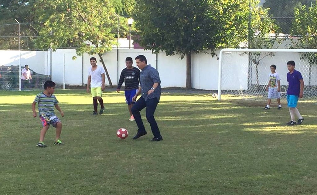 García Cabeza de Vaca juega “cascarita” con niños de Casa Hogar Tamaulipas