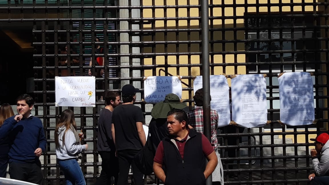 Alumnos del ITAM se colocan un listón amarillo por la salud mental