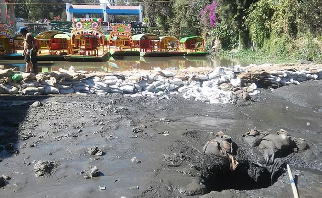 Baja nivel de agua en canal de Xochimilco por abertura