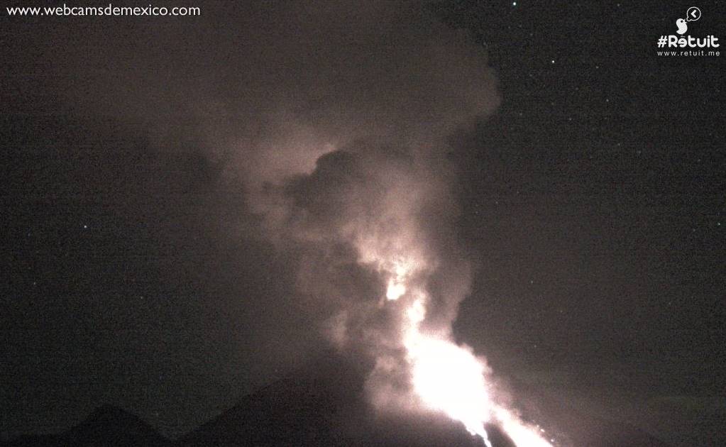 Alistan evacuaciones por actividad del volcán de Colima