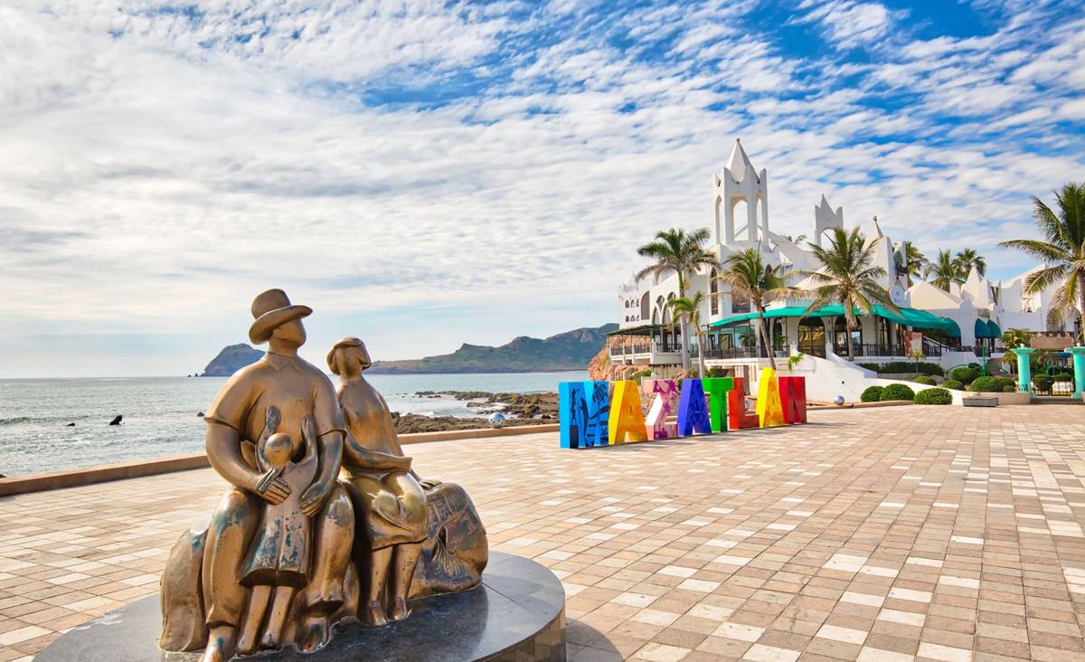 Atacan con arma blanca a policía acuático en Mazatlán; ingresó al mar para pedirle a dos personas salir a tierra firme