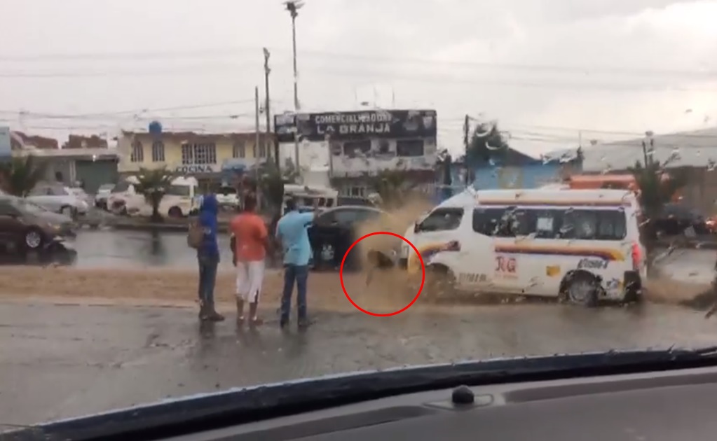 Captan en video cómo corriente de agua arrastra a hombre en Hidalgo 