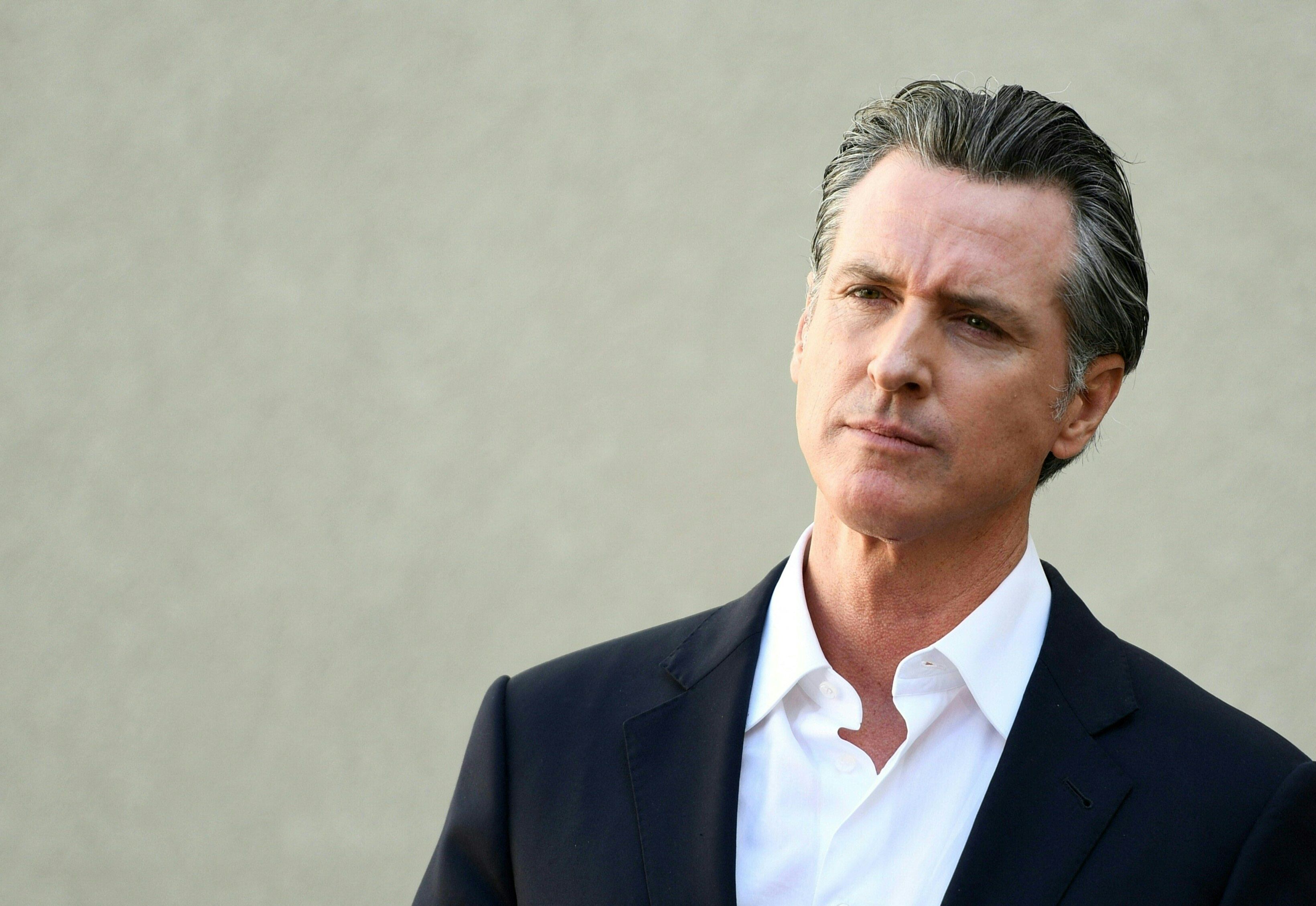 Newsom emite orden para retirar campamentos de personas sin hogar en California