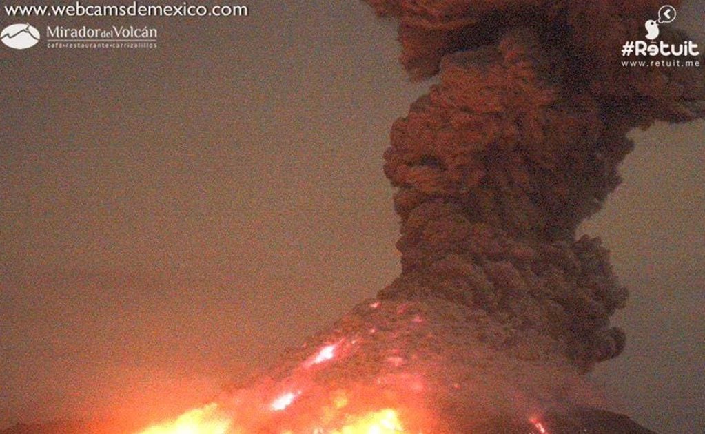 Volcán de Colima emite explosión con material incandescente