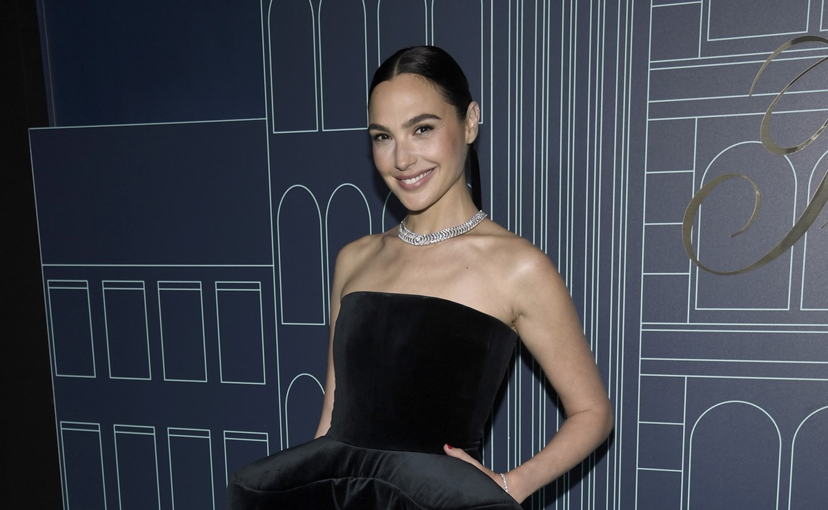 Gal Gadot deslumbra con lujoso vestido de terciopelo al estilo 'Old Hollywood' 