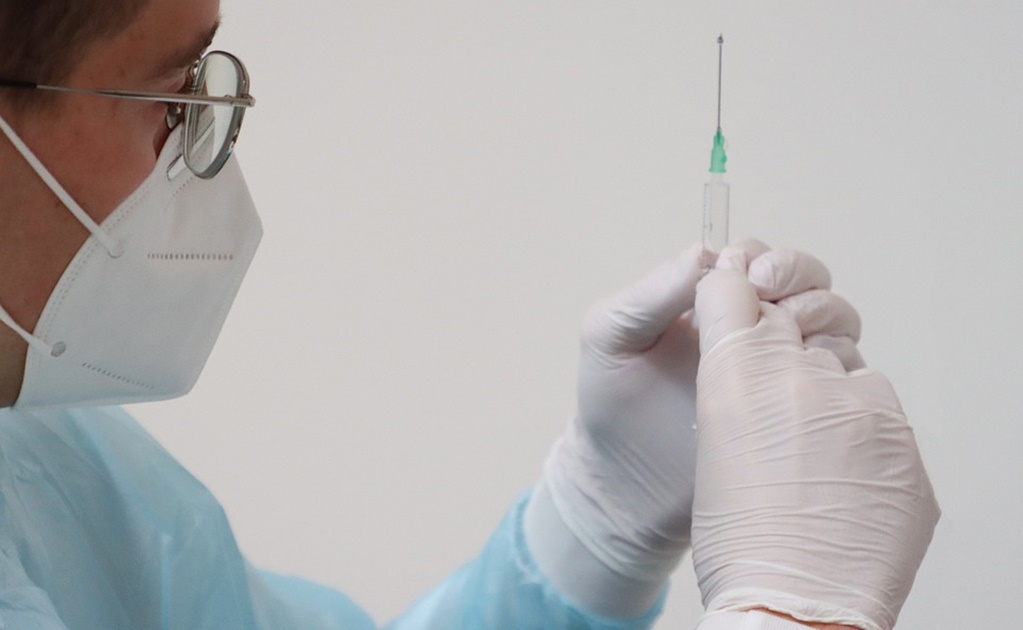 Acusan por fraude a dentista italiano que usó brazo de silicona para no vacunarse 