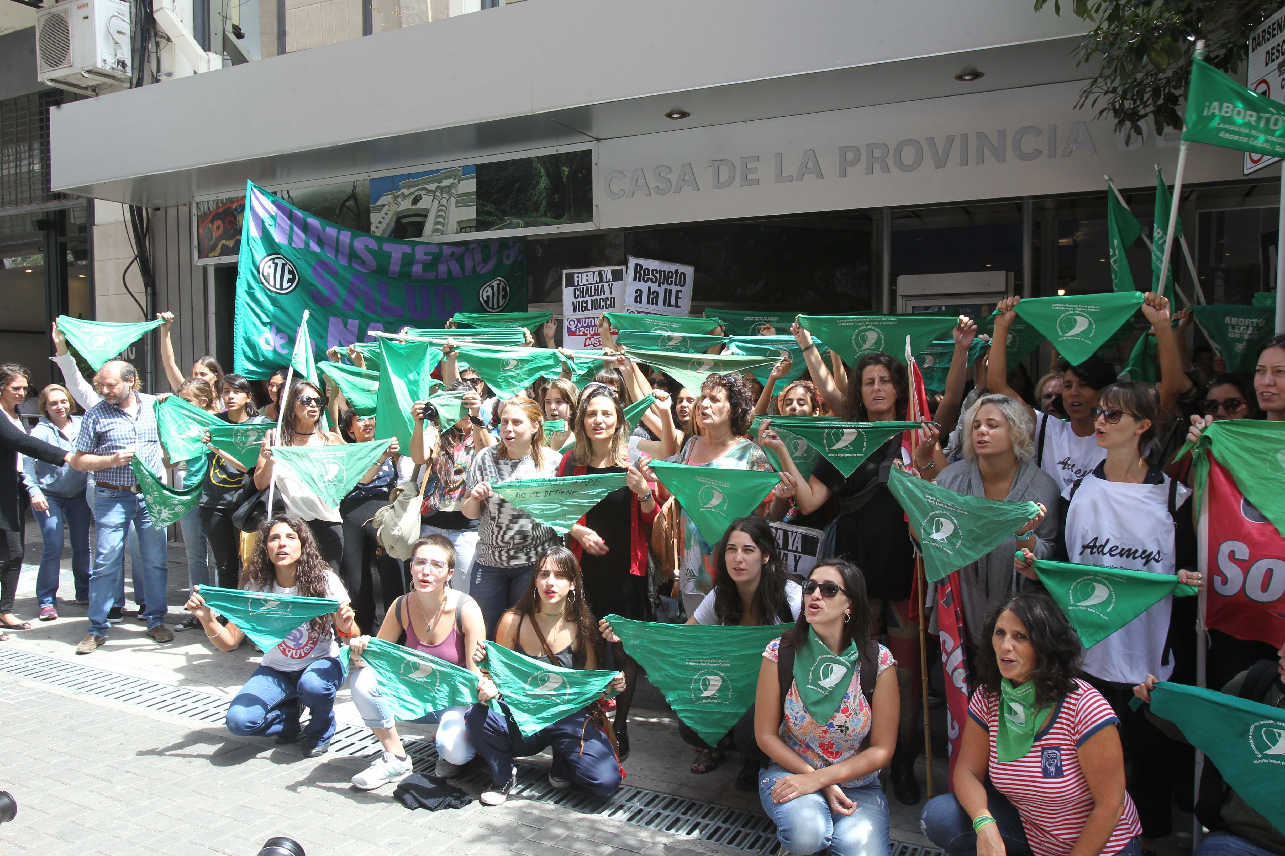 Claman con protestan permitir aborto a niña violada en Buenos Aires 