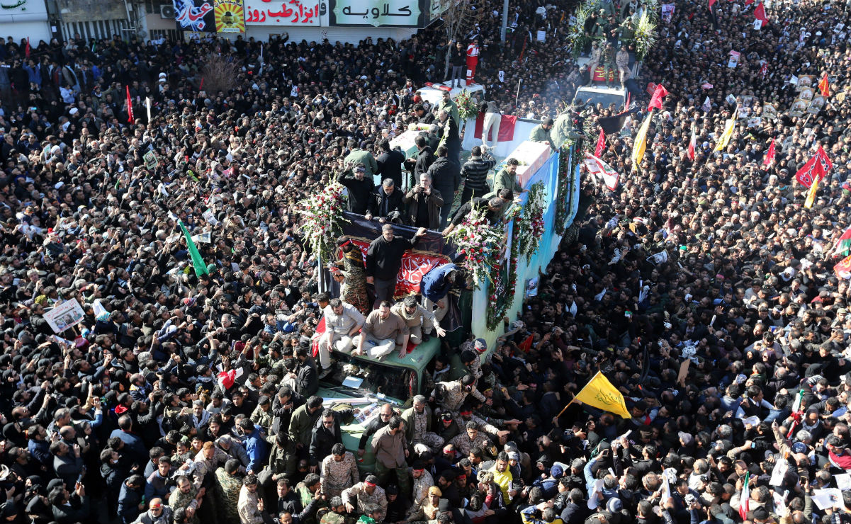 Mueren 35 personas por estampida en funeral de general Soleimani