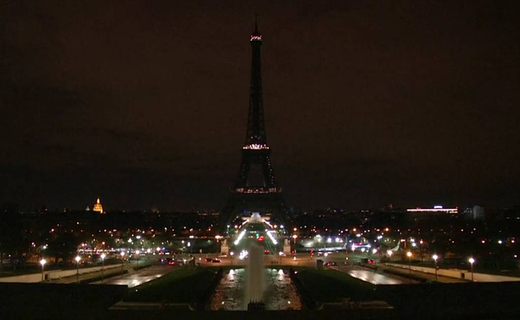 Torre Eiffel apaga sus luces en honor a víctimas del atentado en Londres