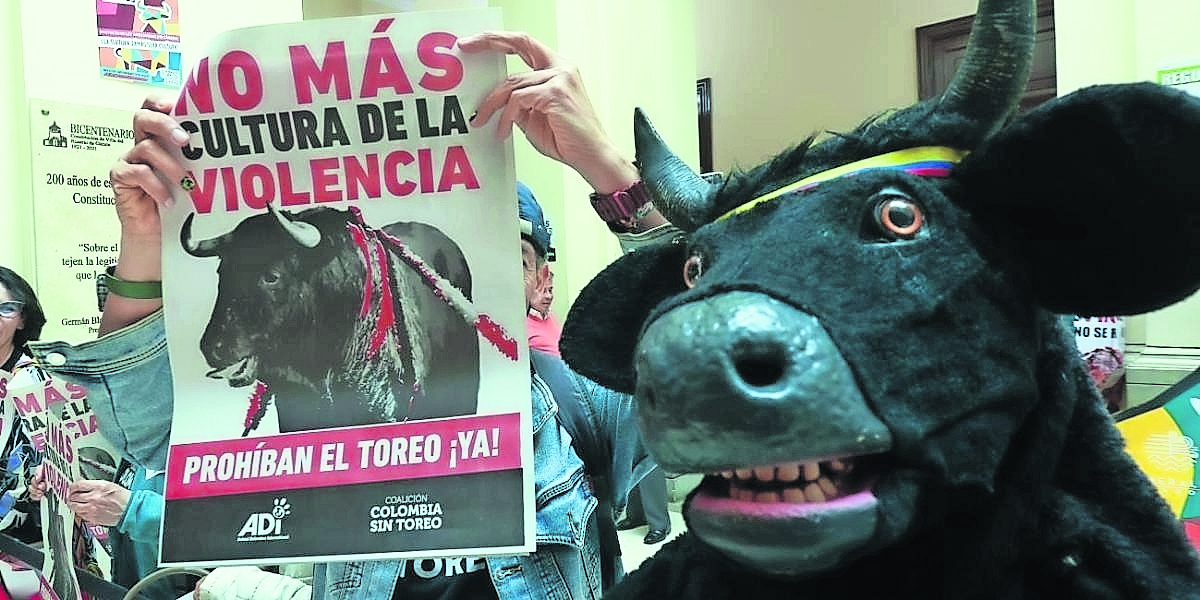 Al grito de "¡No más olé!", Petro sanciona ley que prohíbe corridas de toros