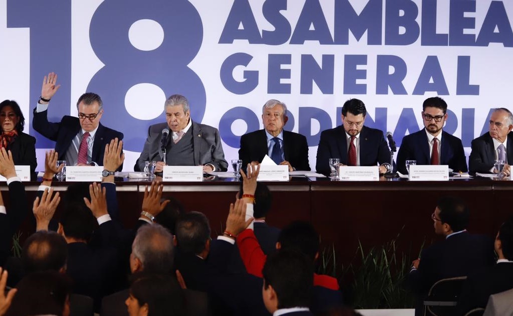 Recomienda AMLO al Infonavit austeridad y nada de malos manejos 