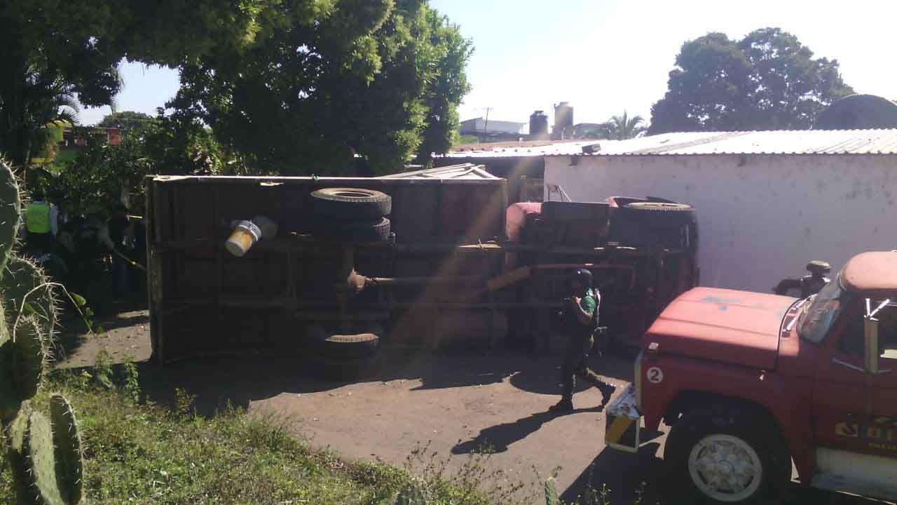 Volcadura de camión deja un saldo de siete muertos en Coatepec