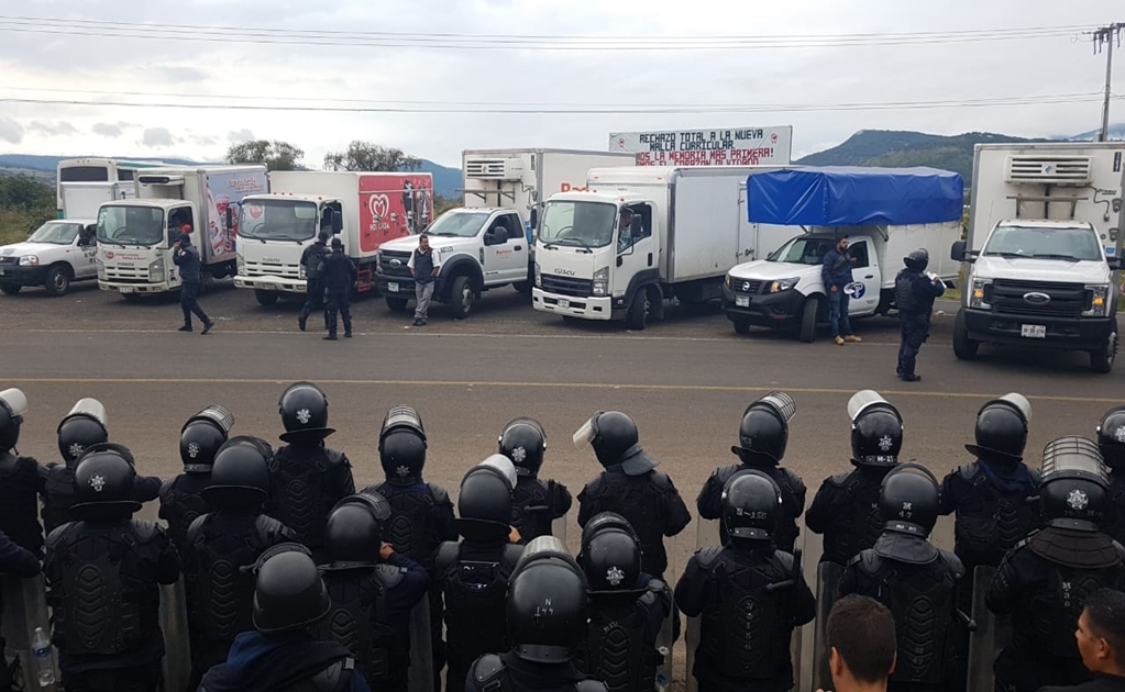 Normalistas se apoderan de 7 camionetas y dos autobuses en Michoacán