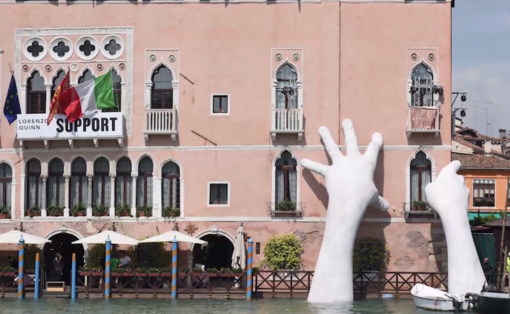 Unas manos sostienen un hotel en Venecia