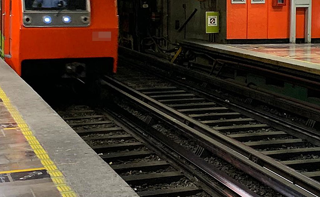 Muere usuario del Metro al caer a las vías en estación Salto del Agua