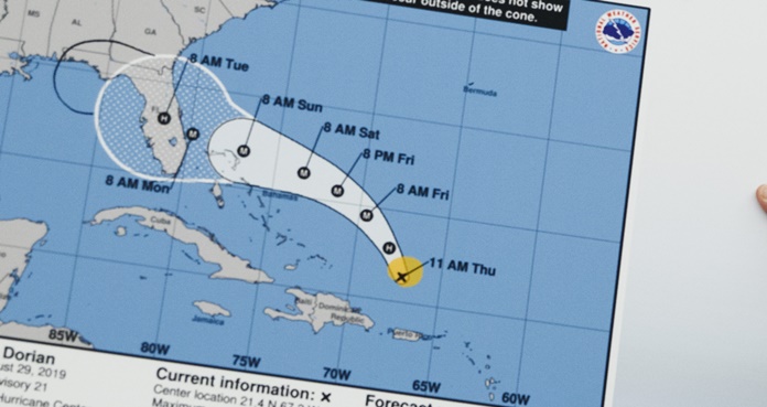 Trump exhibe un mapa manipulado de la trayectoria del huracán Dorian