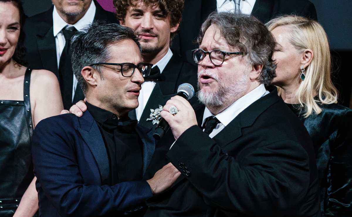 Gael García y Guillermo del Toro se avientan palomazo de "Me Cansé de Rogarle", en Cannes