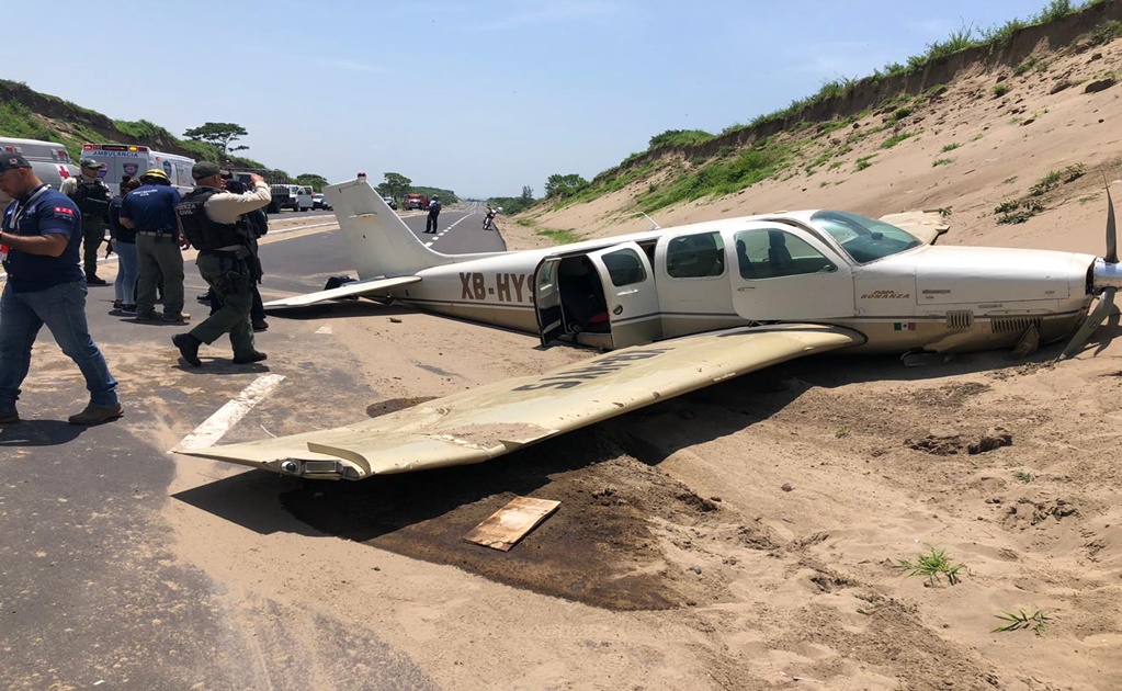 Avioneta aterriza de emergencia en autopista de Veracruz
