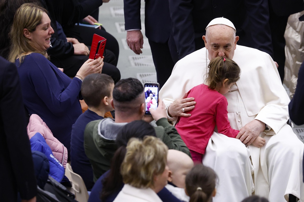 Papa Francisco pide compromiso para eliminar leyes discriminatorias con las mujeres