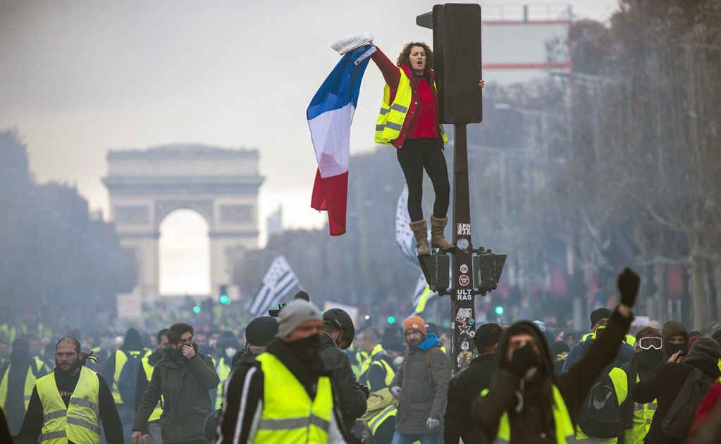 Francia cede a presión y suspenderá alza a combustibles