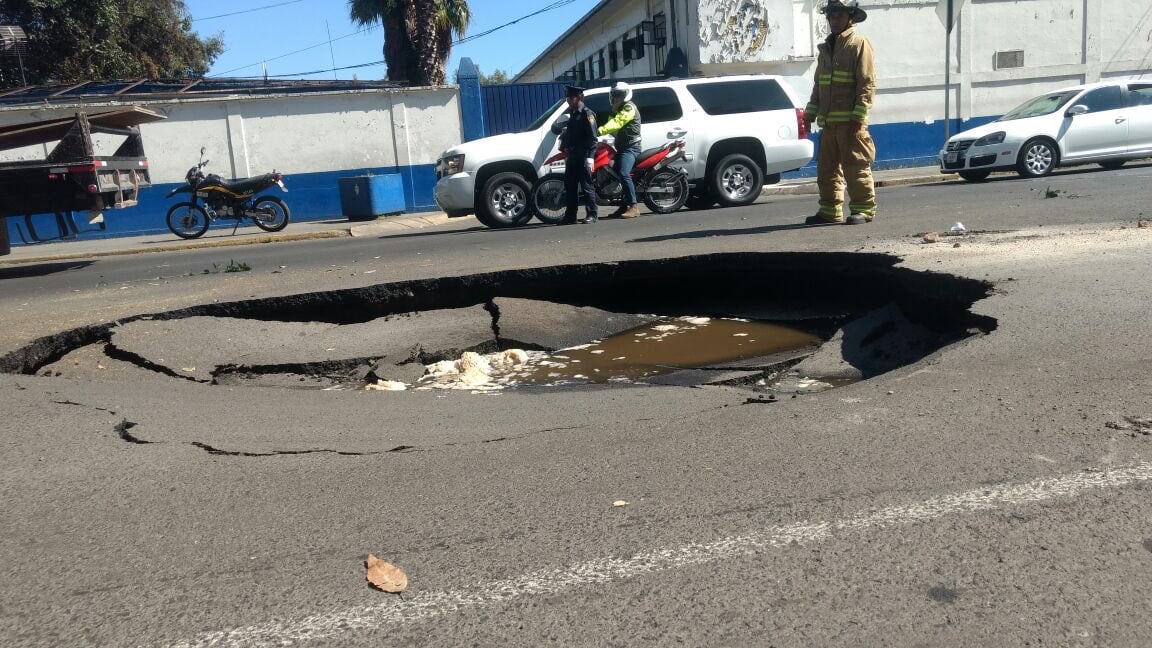 Grúa, revolvedora y camión de bomberos caen en socavón en Tlalpan