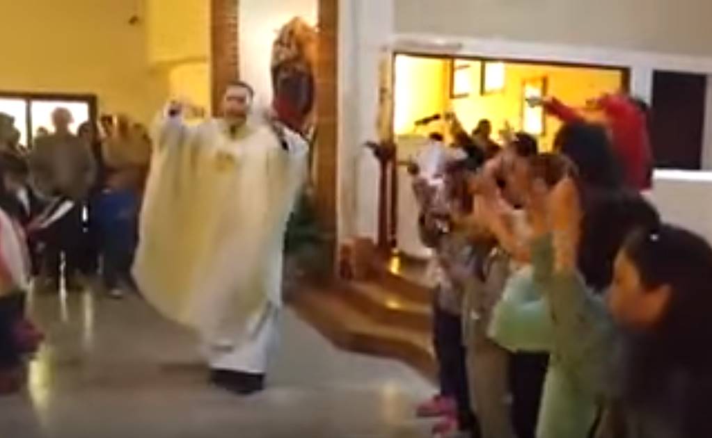 Video. Cura argentino baila en misa versión religiosa de 'Despacito'