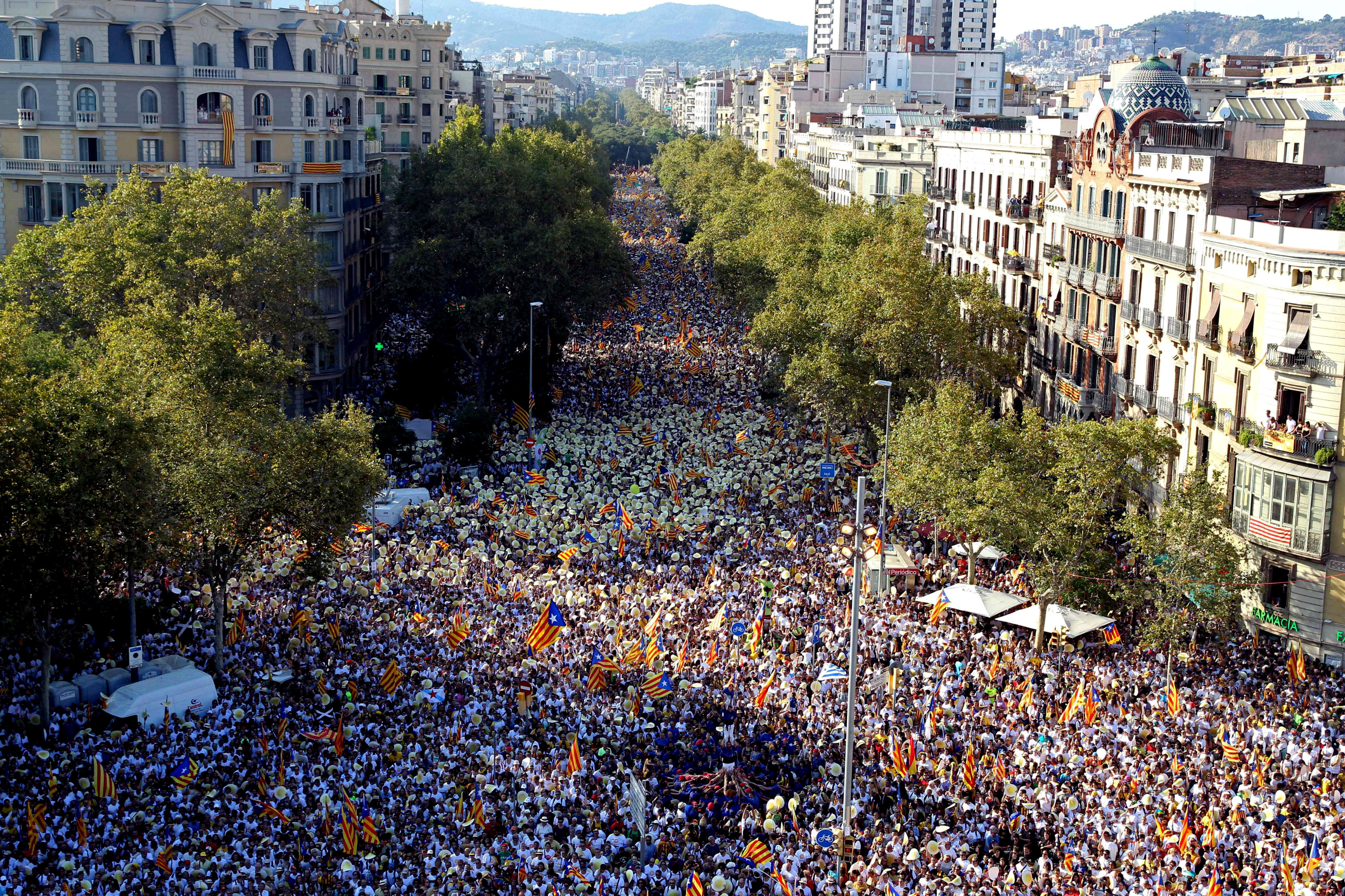 Cientos de miles marchan por independencia en Día de Cataluña