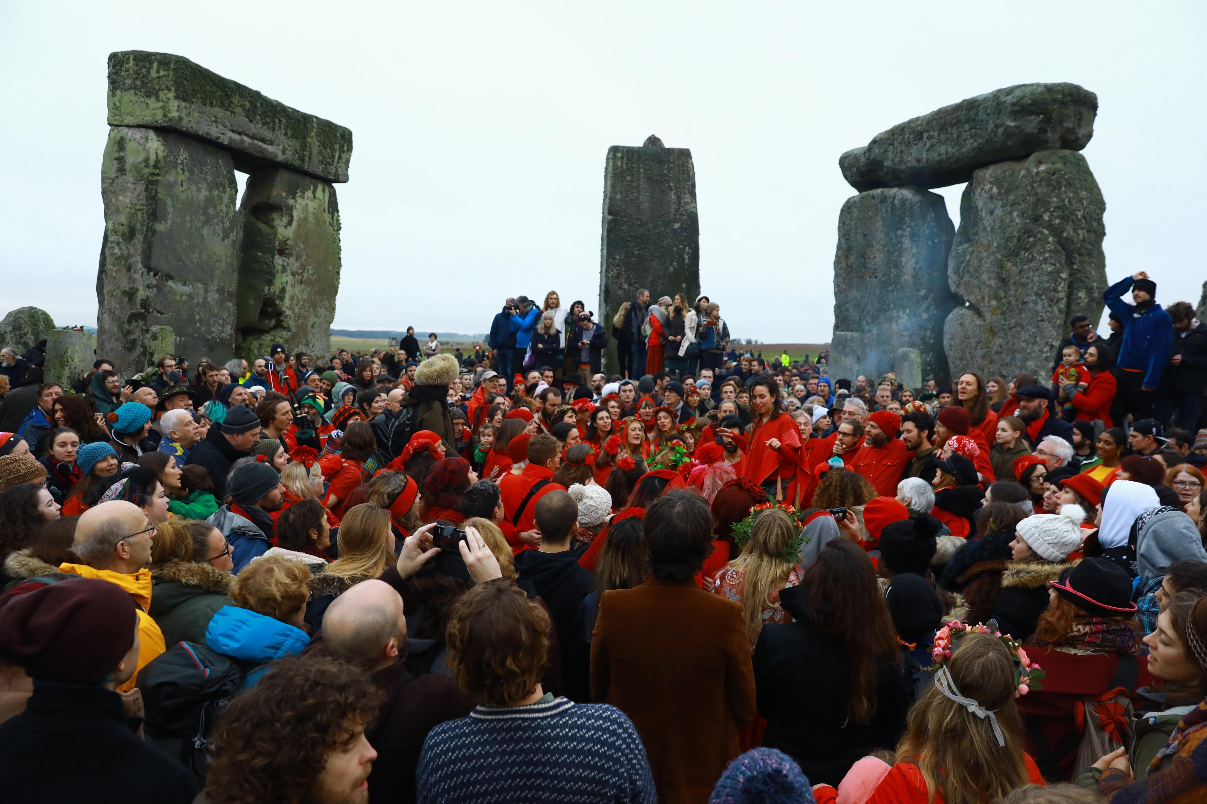 Miles de personas celebran el solsticio de invierno en Stonehenge
