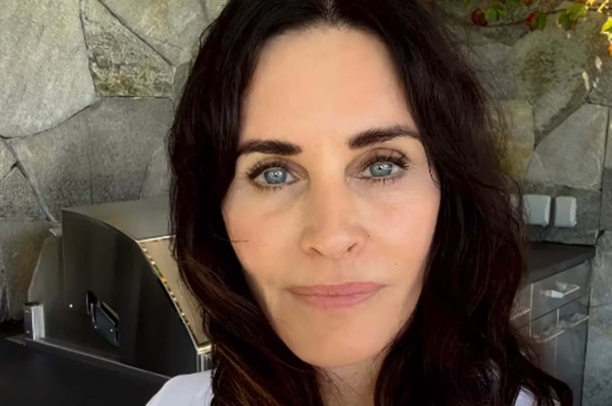 Courteney Cox sorprende con su figura en bikini a los 59 años