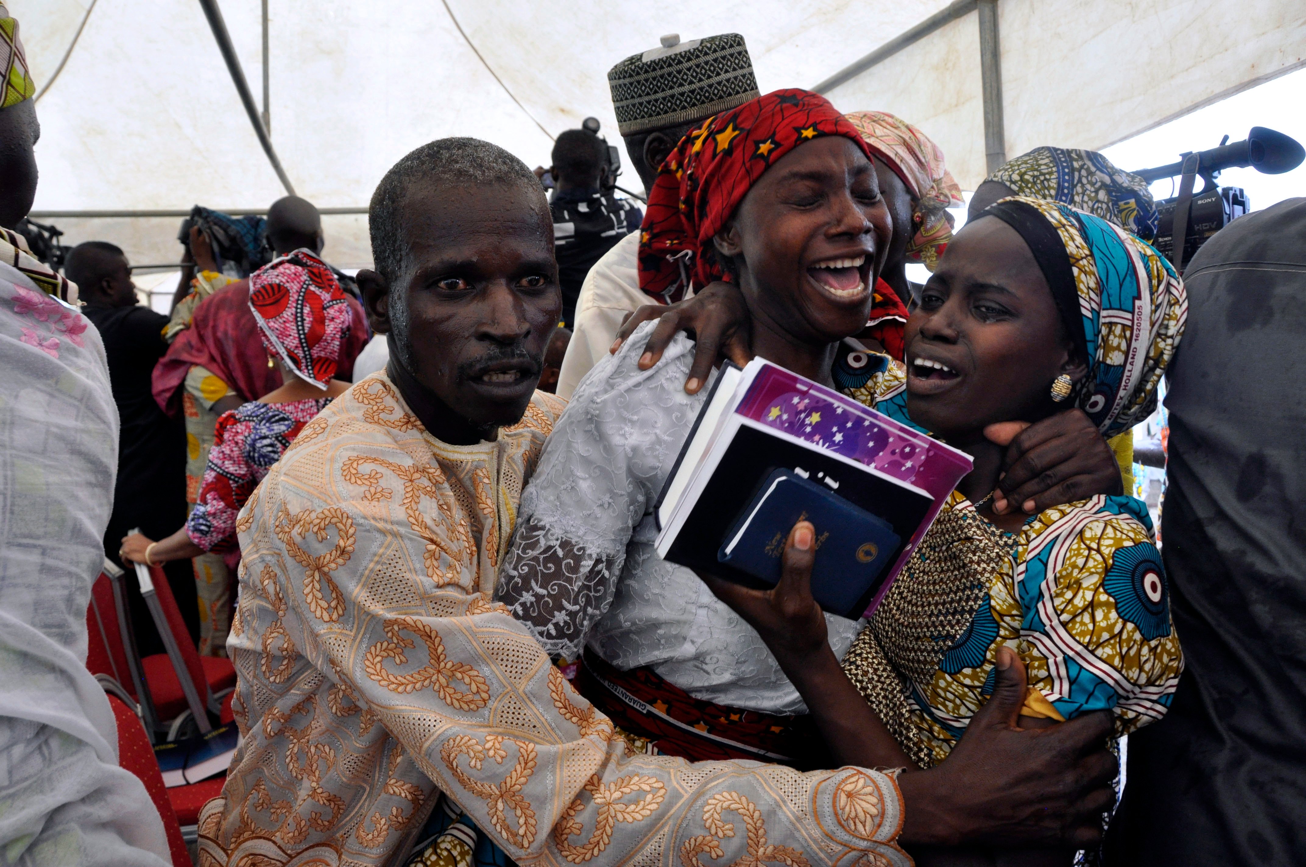 Niñas liberadas por Boko Haram se reúnen con sus familias