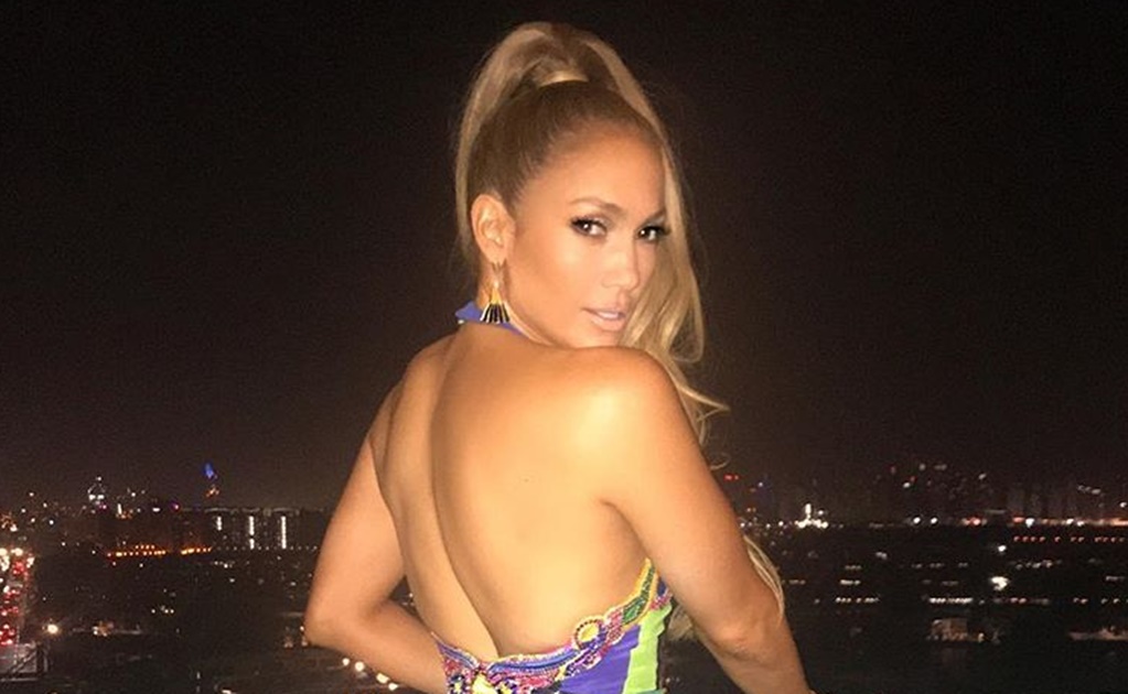 Jennifer Lopez alborota con sensual vestuario