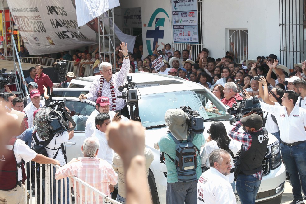 Anaya opera con Peña Nieto declinación de Meade: AMLO