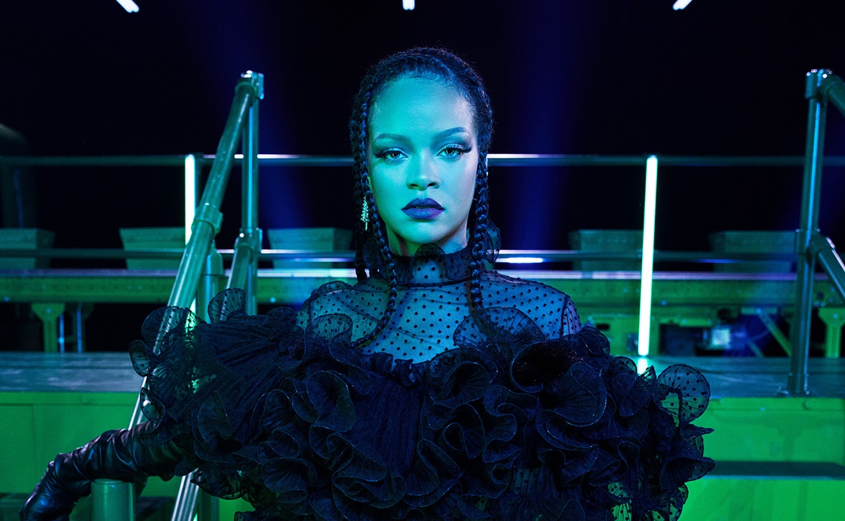 Rihanna impacta con look de cuero en desfile de SavageXFenty 