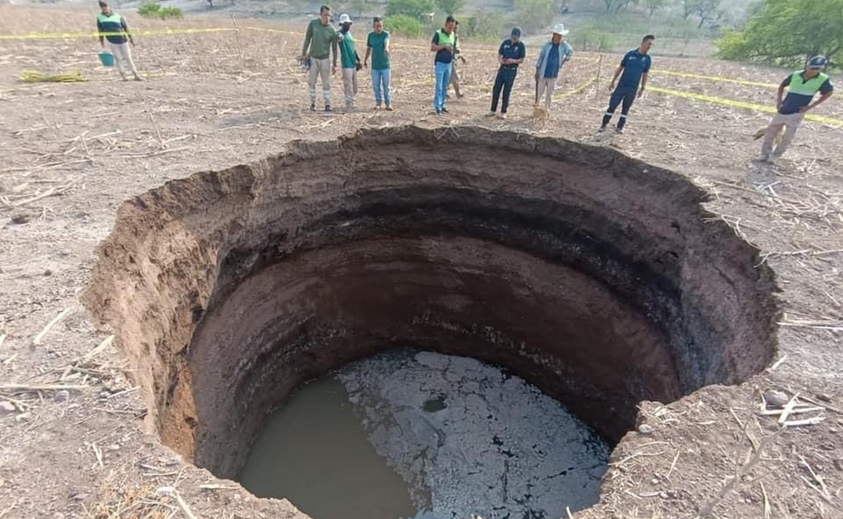 Reportan socavón de 10 metros en terreno de maíz en Tlapa de Comonfort, Guerrero 