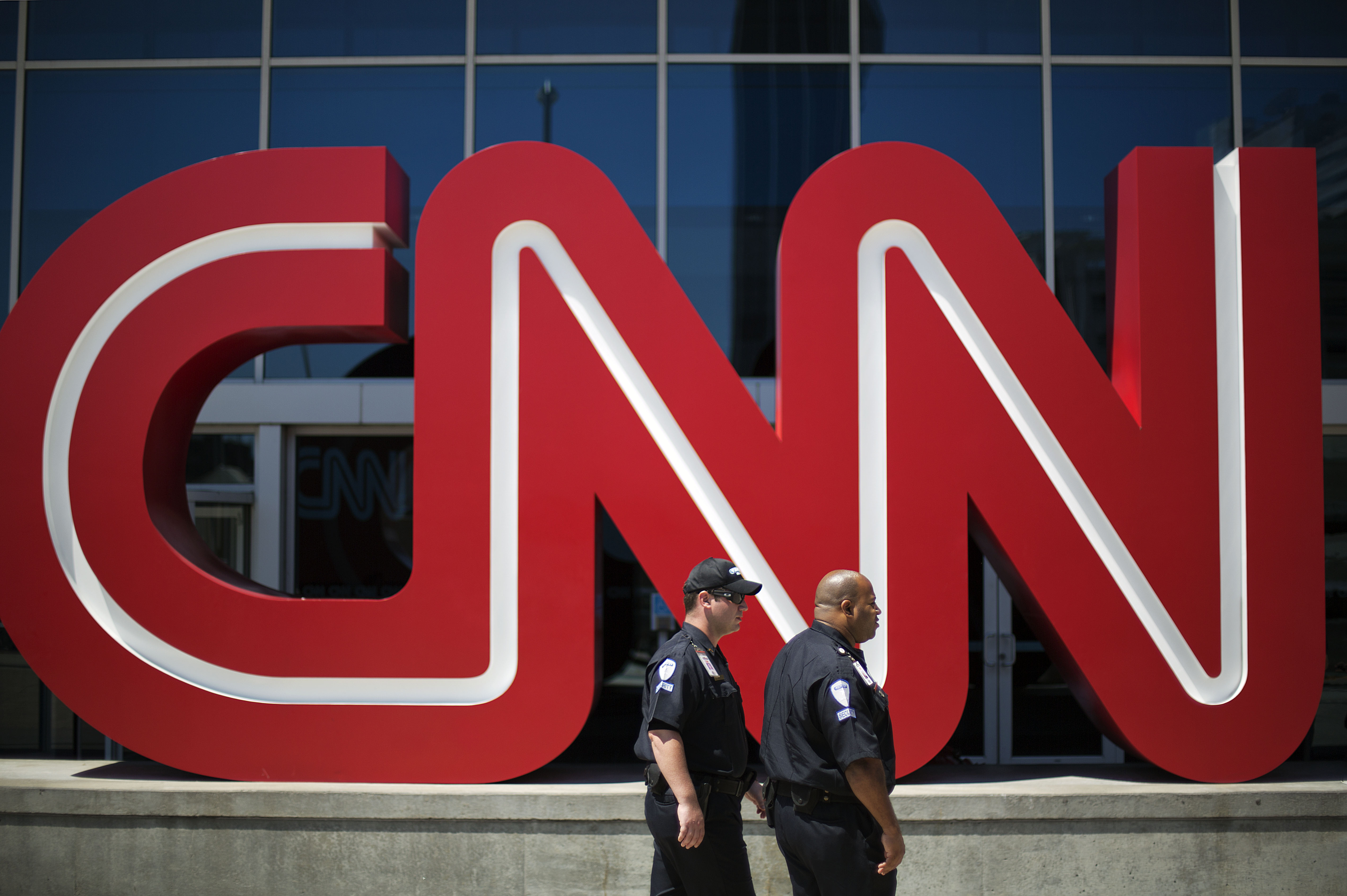 Tres periodistas de CNN renuncian por publicación sobre Rusia