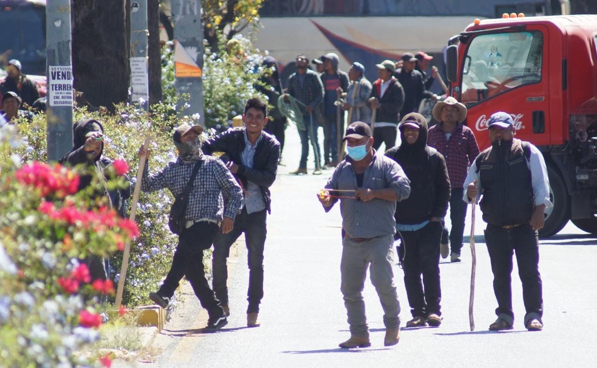 Con palos y piedras sitian a la ciudad de Oaxaca violentas protestas; llaman a evitar las zonas