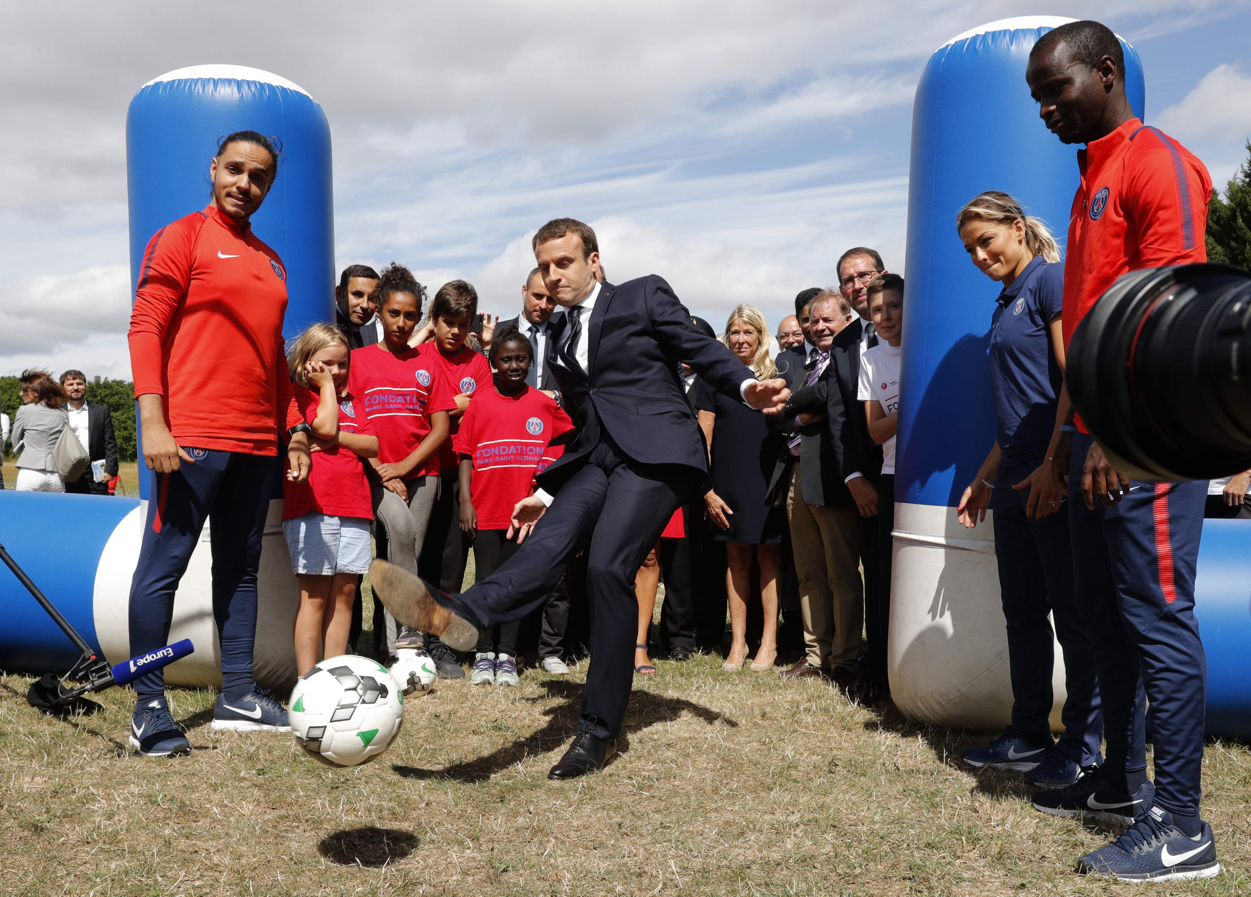 Macron, presidente de Francia, está encantado con el pase de Neymar al PSG