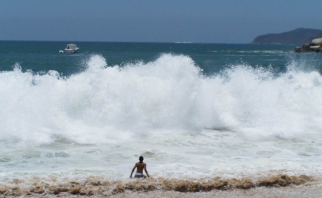 Detienen a bañista imprudente en Playa Olas Altas de Mazatlán