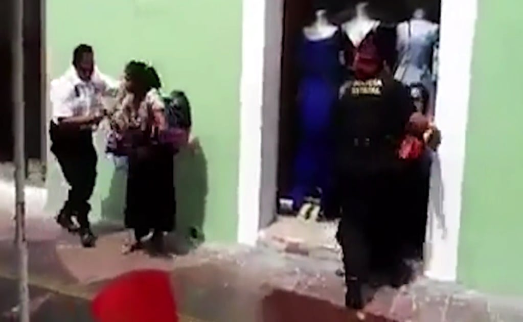 Video. Policías intentan arrestar por la fuerza a mujeres indígenas 